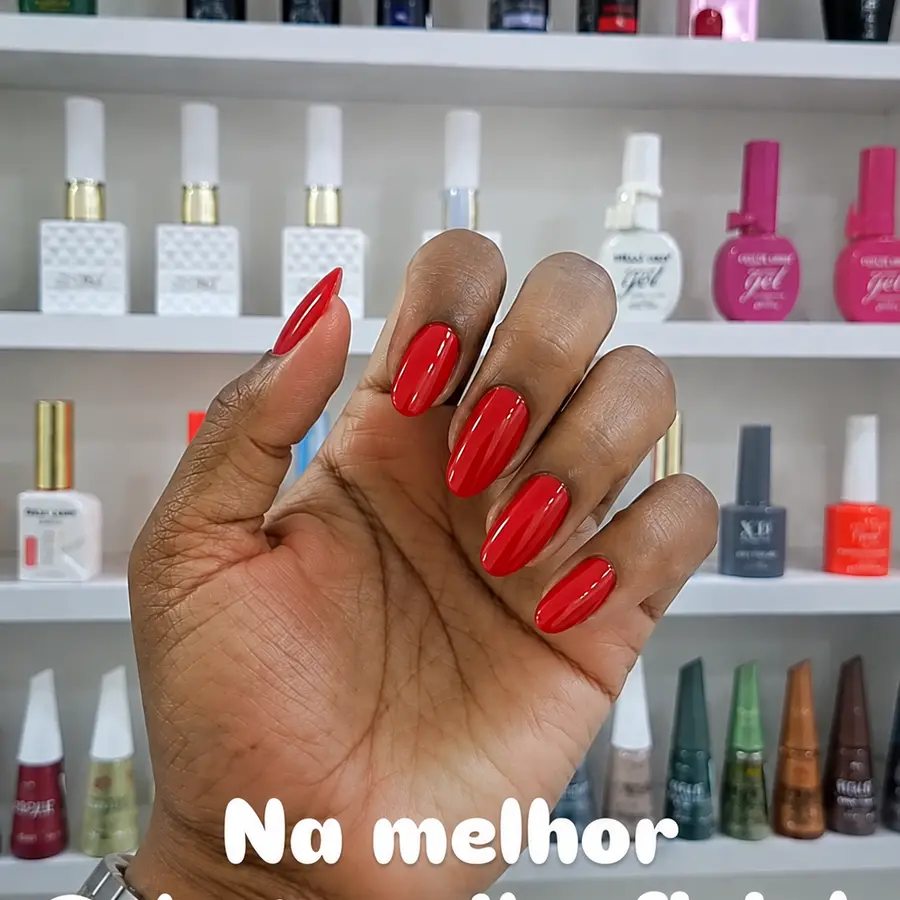 Unhas vermelhas feitas pela Thaty Nails