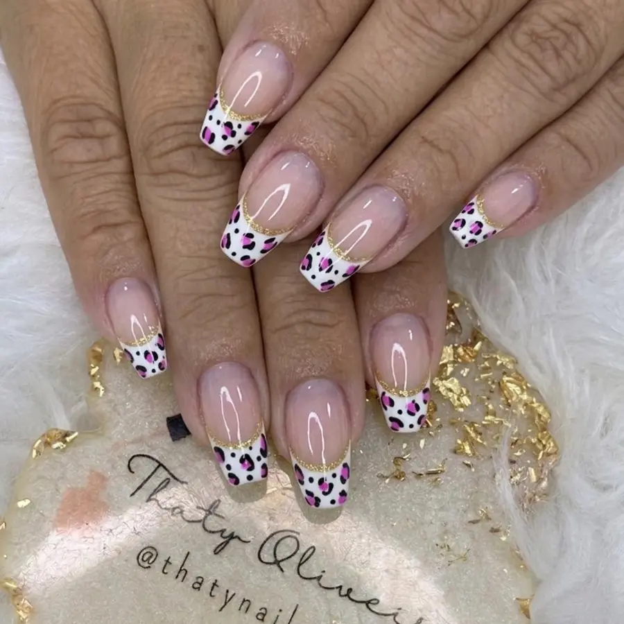 Unhas delicadas com estampa animal print